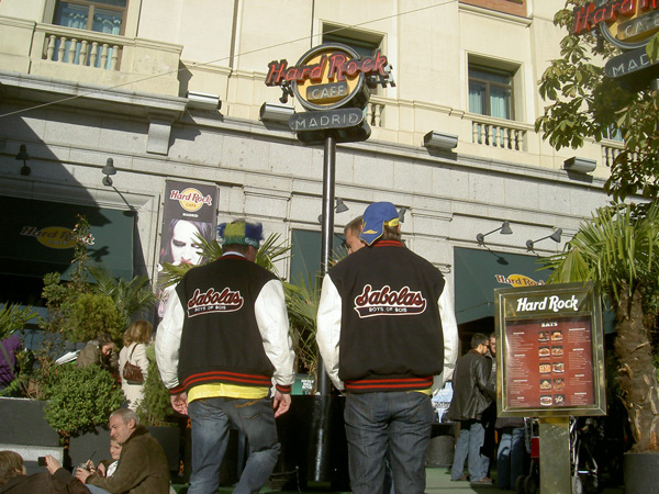Två medlemmar i Sabola-jackor framför Hard Rock Cafe i Madrid